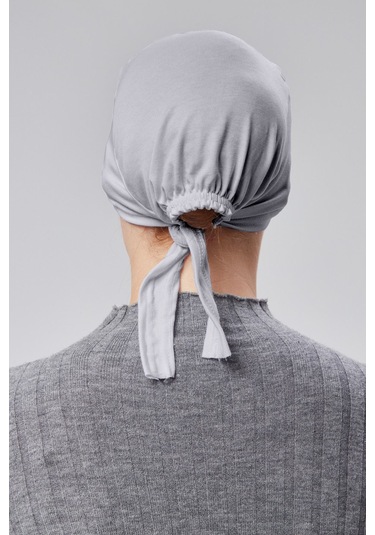 Kadın Tesettür Likralı Penye Dikişsiz Kaymaz Düz Bağlamalı Bone Gri