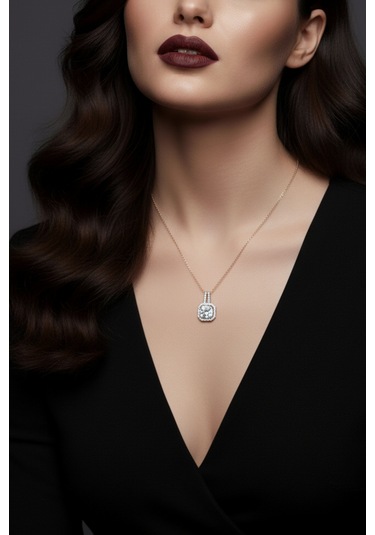 Kare Tasarımlı Pırlanta Kesim 925 Ayar Gümüş Kadın Kolye Gümüş