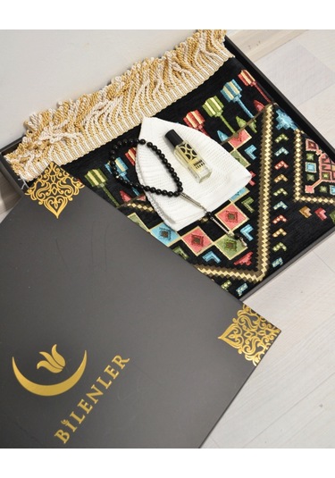 Erkekler İçin Seccade Takke Tesbih Esans Hediyelik Seti Kilim Desenli Kadife Astarlı Seccade Ve Özel Kutulu Lüks Hac Umre Hediyesi Siyah