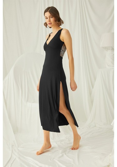 Monamise Kadın Yakası ve Sırtı Dekolteli Brode Dantelli Yırtmaçlı Gecelik Beyaz