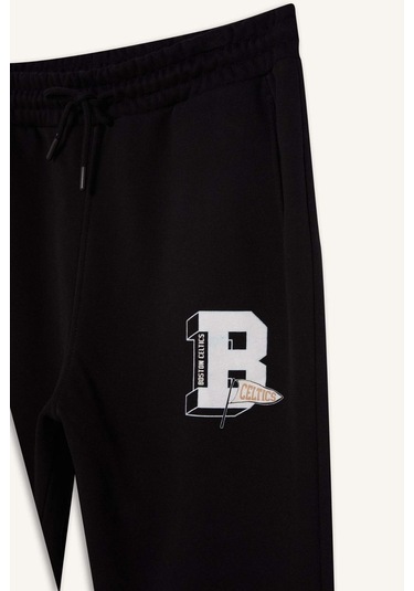 DeFactoFit NBA Boston Celtics Jogger Eşofman Altı Standart Fit Beli Bağcıklı Cepli Lastikli Paça D1562AX24WNBK81 Siyah DeFactoFit NBA Boston Celtics Jogger Eşofman Altı Standart Fit Beli Bağcıklı Cepli Lastikli Paça D1562AX24WNBK81 Siyah