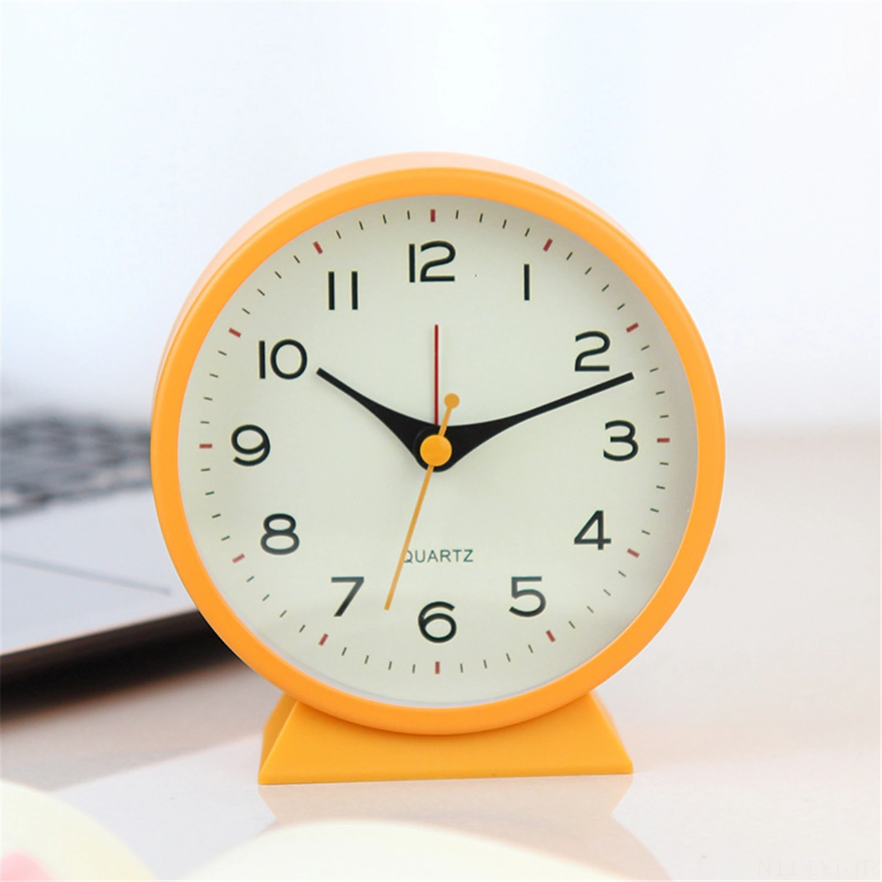 Youtek 4.5 İnç Retro Metal Alarm Saat - Gece Işıklı, Sessiz Kuartz Hareketli - Odalar İçin Dekoratif Masa Saati Turuncu 9062 Turuncu