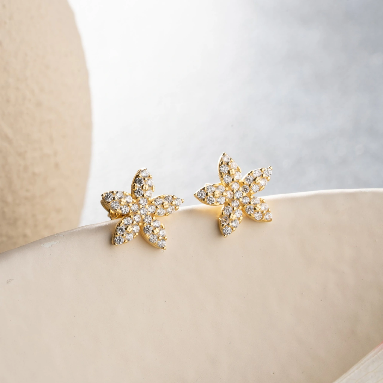 925 Ayar Gümüş Taşlı Minimal Çiçek Küpe Altın