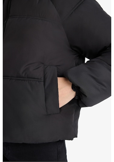 Defacto Su Geçirmez Regular Fit Dik Yaka Fermuarlı Şişme Mont E8690ax25aubk27 Siyah