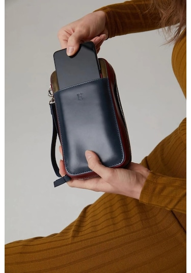 Carlye Hakiki Deri Lacivert Haki Uniseks Ön Cepli Bileklikli Fermuarlı Rfid Korumalı Çanta Lacivert