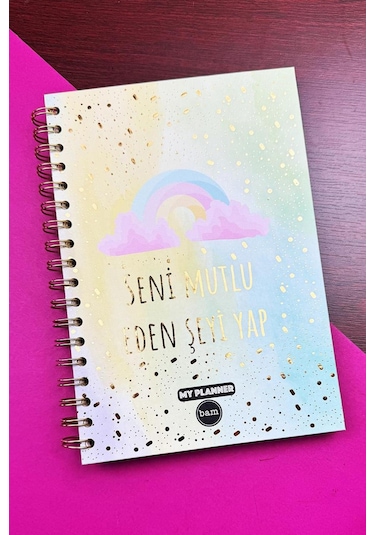 Mutlu Eden Şeyi Yap Tasarımlı Spiralli Sticker'lı Tarihsiz Konuşan Ajanda Haftalık Planlayıcı Defter renkli