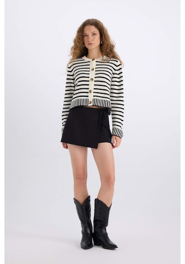 DeFacto Coool Regular Fit Çizgili Bisiklet Yaka Düğmeli Triko Hırka E2272AX24CWER219 Ekru DeFacto Coool Regular Fit Çizgili Bisiklet Yaka Düğmeli Triko Hırka E2272AX24CWER219 Ekru