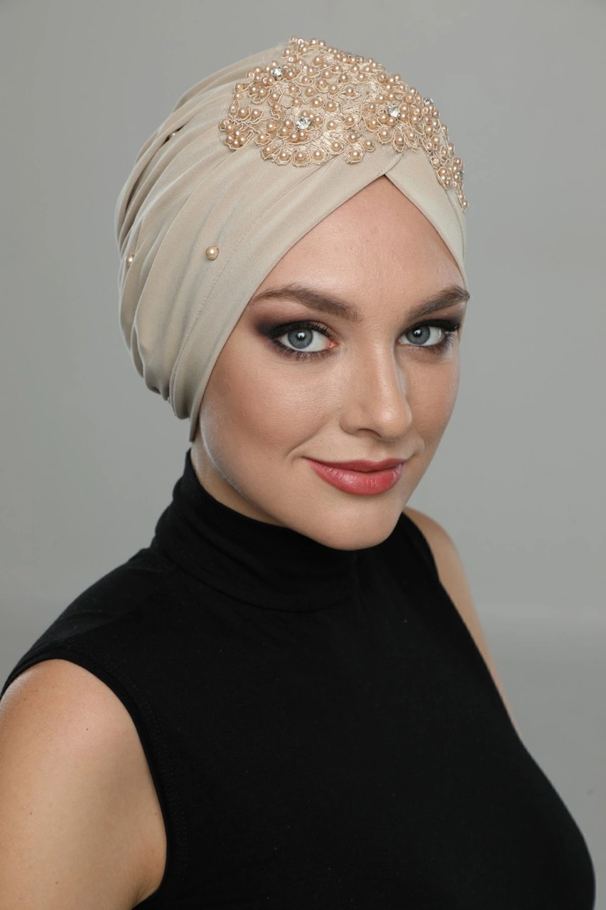 Kopma Astarlı Işlemeli Bej Dantel Motifli Hazır Türban Tesettür Abiye Bone Bej Dantel