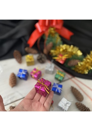 12'li Hediye Paketi Şeklinde Renkli Yılbaşı Ağacı Süsü