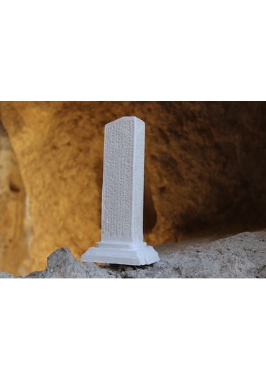 Bilge Tonyuku Yazıtı 1. Taş Masa Süsü Küçük