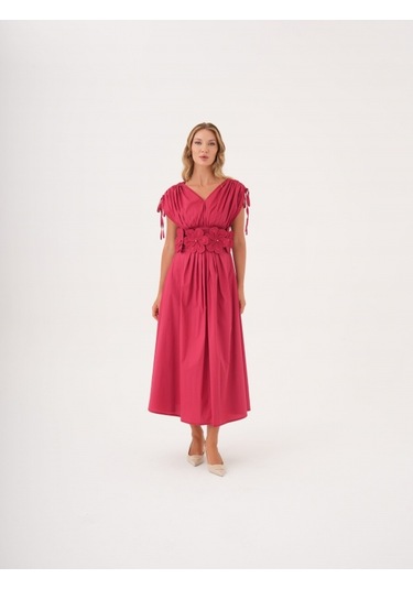 Kadın Bel Detaylı Kısa Kollu Elbise Çiçek Aplikeli, Büzgü Ve Bağcık Detaylı, %100 Pamuk Kırmızı