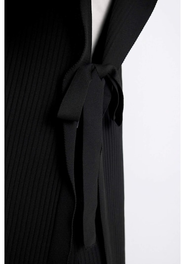 Defacto Regular Fit Bisiklet Yaka Basic Düz Yan Bağlamalı Triko Süveter Y1323AZ24AUBK81 Siyah