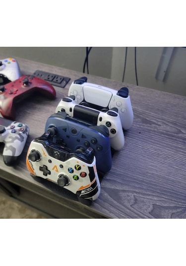 Xbox One / Series X S Oyun Kumandası İçin Şık Siyah Dörtlü Stand - Dayanıklı Plastik Tasarım 1 Adet