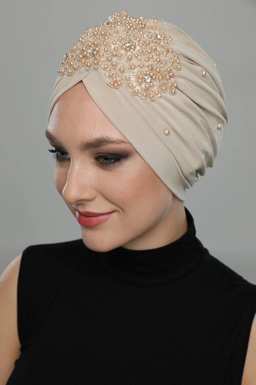 Kopma Astarlı Işlemeli Bej Dantel Motifli Hazır Türban Tesettür Abiye Bone Bej Dantel