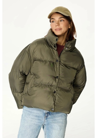 İçi Astarlı Su Ve Rüzgar Geçirmez Cepli Dik Yaka Kadın Mont Haki