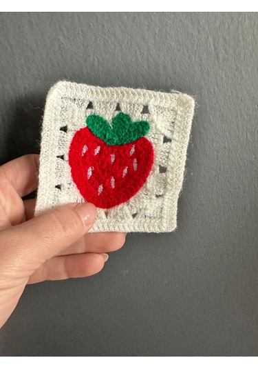 Triko Çilek Cep Arma Dikiş Aplike 9x9 Cm