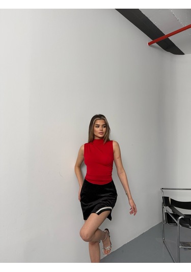 Kadın Kolsuz Büzgü Detaylı Dik Yaka Bluz Kırmızı