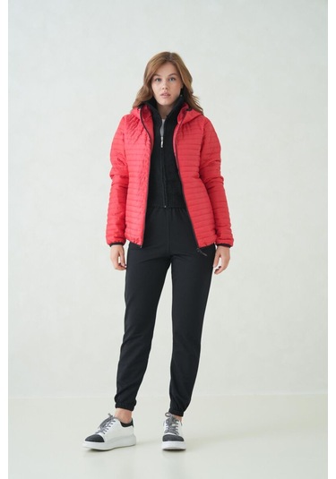İçi Astarlı Su Ve Rüzgar Geçirmez Cepli Kapüşonlu Kadın Mont Kırmızı