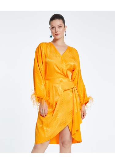 Saten Dokulu Tüy Detaylı Kruvaze Elbise Kuşaklı Ve Drapeli Özel Tasarım Orange