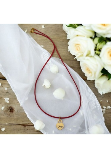 Ş Harfine Özel Kalp Figürlü 14 Ayar Altın Plakalı Kırmızı Bağlıklı Hediyelik Kolye-633harf Ş