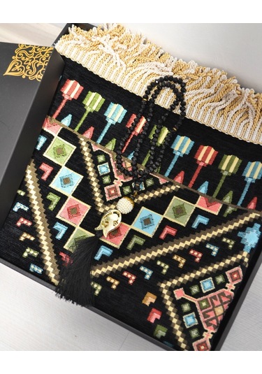 Hediyelik Seccade Tesbih Seti Kilim Desenli Kadife Astarlı Seccade, Kristal Tesbih Ve Özel Kutulu Lüks Hediye Seti Siyah