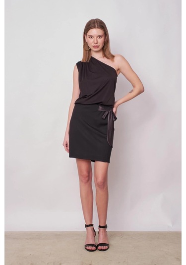 Kadın Tek Omuz Bağcıklı Likralı Kumaş Şık Diz Üstü Elbise-siyah Siyah