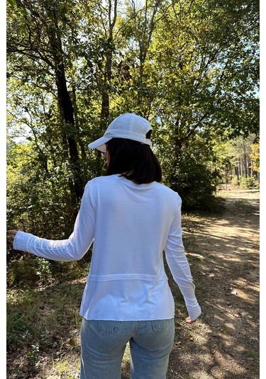 Kadın Beyaz Elleri Eldiven Detaylı, Asimetrik Kesim, Bisiklet Yaka, Eteği Pliseli, Salaş Spor Bluz Beyaz