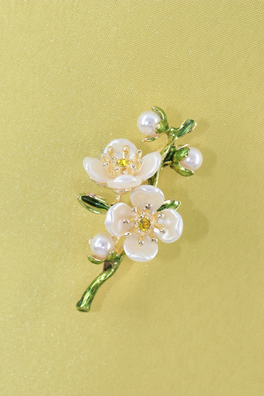 Baharın Uyanışı Erik Çiçeği Broş. Yeşil Dallı İncili Kristal Taşlı Erik Çiçekli Kadın Yaka İğnesi. Beyaz Yeşil