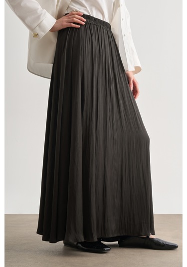 Mizalle Gri Kırışık Görünümlü Saten Maksi Etek Koyu Gri