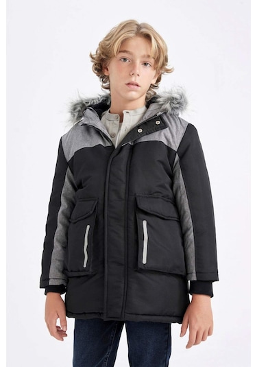DeFacto Erkek Çocuk Çıkarılabilir Suni Kürk Yaka Kapüşonlu Pelüş Astar Parka C8990A824CWBK27