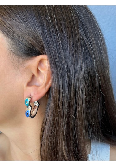 Gümüş Renkli Gözlü Kalp Küpe