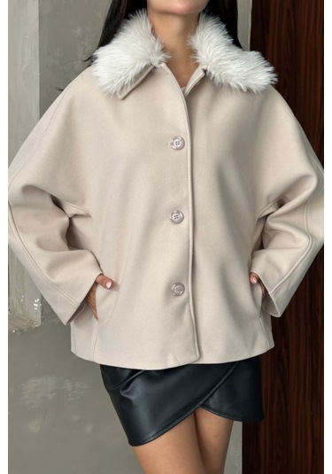 Kadın Bej Kürk Yakalı Kısa Ceket Kaşe Kumaş Oversize Geniş Kol Düğmeli Kışlık Ekru