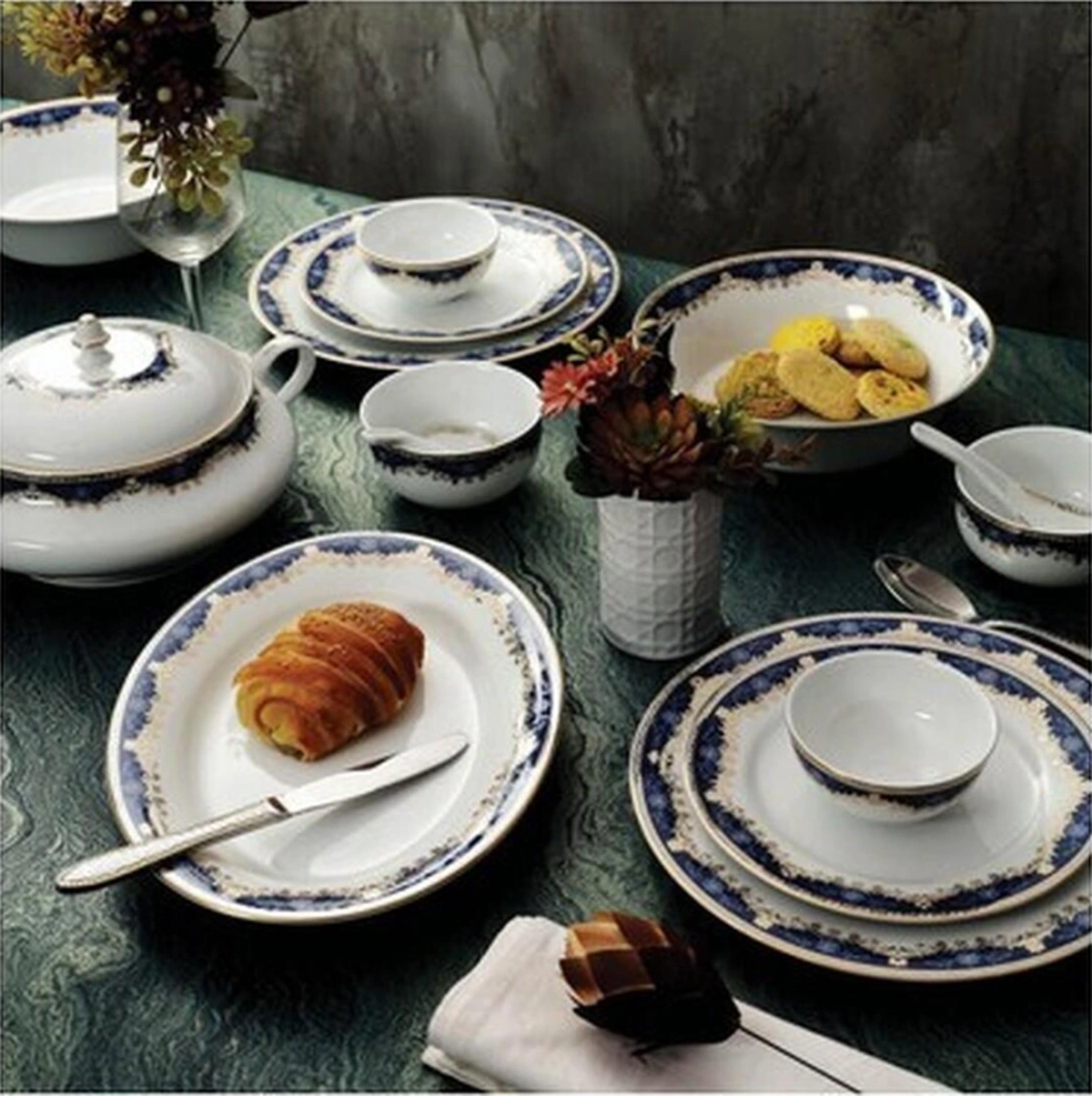 Aurora Koleksiyonu 35 Parça Set, Kraliyet Mavisi Gerçek Altın Kaplama Çiçek Desenli Premium Porselen Süt Beyazı