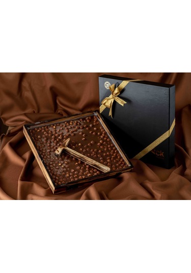 Sütlü Fındıklı Beyoğlu Çikolatası Çekiçli Ahşap Kutu 1000 G