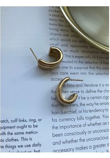 Vintage Çizgili Yarım Halka Çelik Kararmaz Küpe Çifti Altın