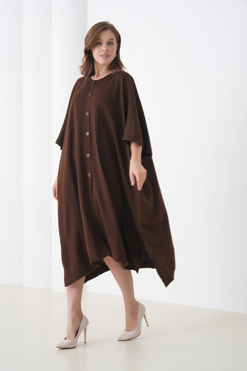 Kadın Tesettüre Uygun Önden Düğmeli Asimetrik Kesim Yarasa Kol Şık Geniş Kalıp Panço Ceket Kahverengi