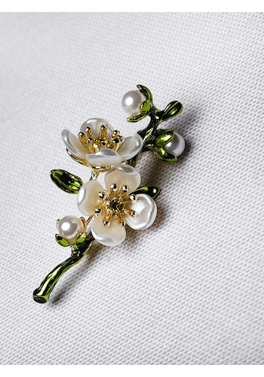 İnci Detaylı Beyaz Çiçek Figürlü Broş Zarif Kadın Aksesuarı Gold