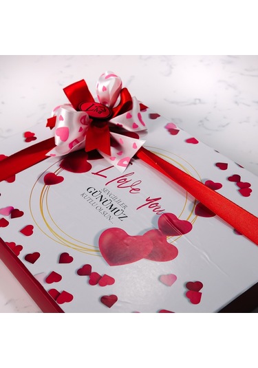 Kelebek Kalpler Temalı Beyaz Kutu 42 Adet Yaldızlı Kalp Çikolata