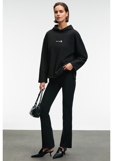 Grımelange Camellıa Kadın Önü Nakışlı Etek Ucu Yırtmaçlı Kapüşonlu Comfort Fit Siyah Sweatshirt Siyah