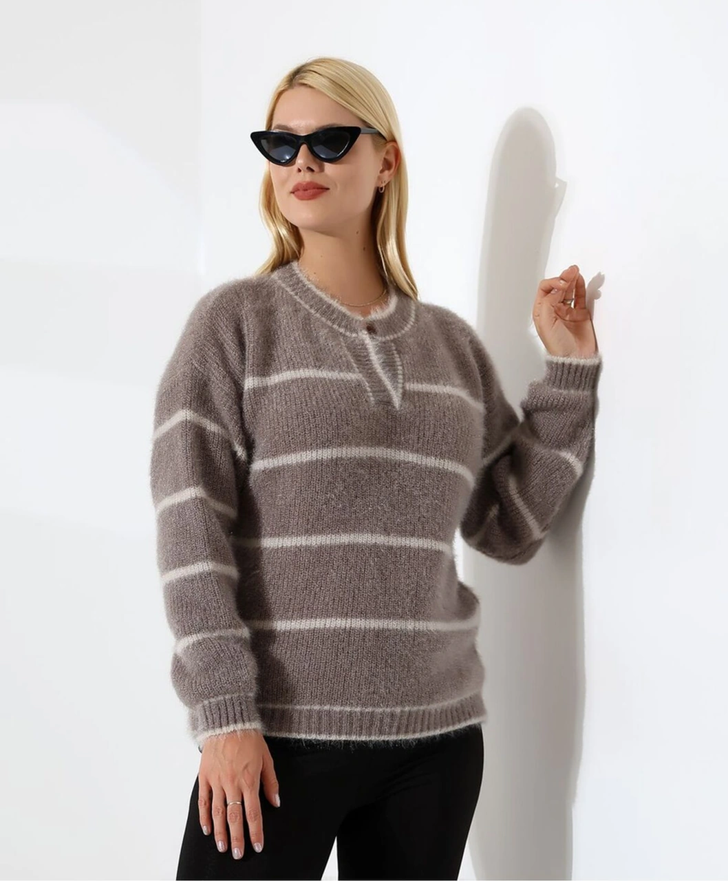 Yaka V Kesimli Tüylü Çizgili Triko Kazak Vizon