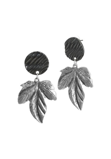 Labalaba Kadın Çivili Model Yaprak Formlu Küpe Çok Renkli