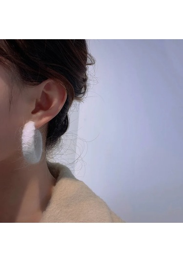 Peluş Hoop Küpeler Kadınlar İçin Kürklü Beyaz Yuvarlak Hoop Beyaz