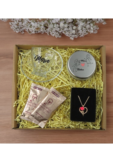 Bk Gift Kişiye Özel İsimli Dtf Cam Kahve Fincanı & Türk Kahvesi & Aşk Çiçeği Kalp Kolye & Gümüş Metal Kutuda Kokulu Mum Hediye Seti-3, Sevgiliye Hediy