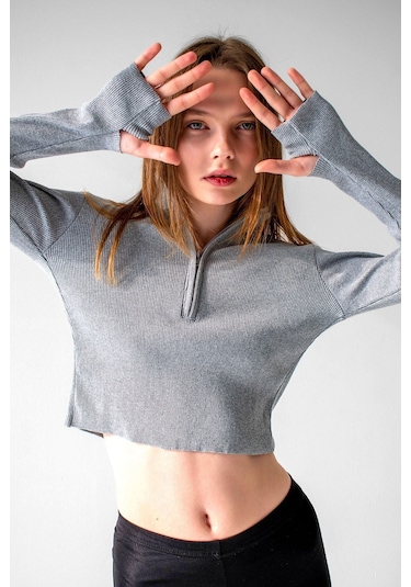 Siyah Bilek Detaylı Fermuarlı Crop Bluz Gri