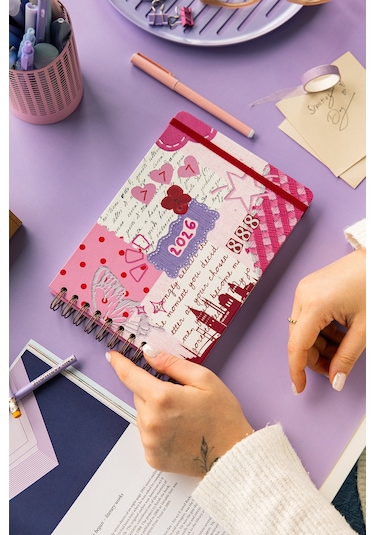 2026 Dikey Haftalık Ajanda Yatay A5 Formda Spiralli Sert Kapak Haftalık Ajanda 21x15 Cm Kolaj Kolaj