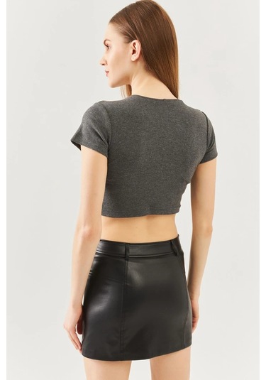 Kadın Kısa Kol Bisiklet Yaka Vücuda Oturan %100 Pamuklu Kaşkorse Esnek Crop Bluz Füme