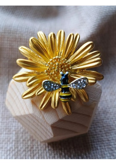 Villovatik Çiçek Üzerinde Tırtıl Broş 173507976 Gri