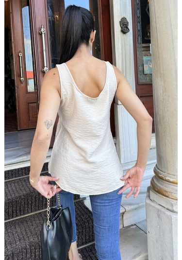 Kadın Bej Yuvarlak Yaka Ve Düğme Detaylı, Kalın Askılı Keten Atlet Bluz Bej