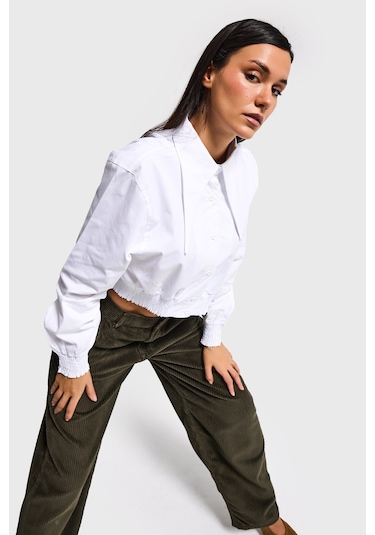 Itsbasic Kadın Beyaz Renk Crop Fit Yaka Detaylı Özel Tasarım Gömlek