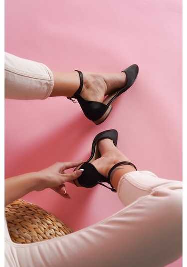 Misty Siyah Saten 2 Cm Topuklu Bilekten Bantlı Sivri Burun Günlük Babet Siyah Misty Siyah Saten 2 Cm Topuklu Bilekten Bantlı Sivri Burun Günlük Babet Siyah